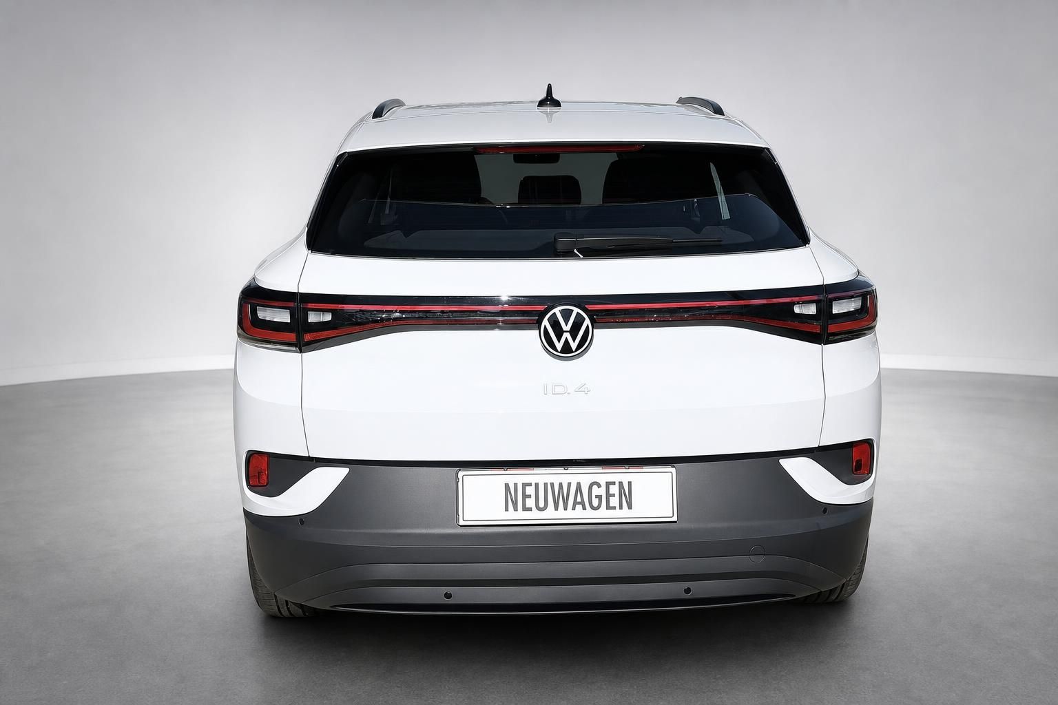 VW ID.4 in Weiß, Heckansicht im Studio, Elektro-SUV von Volkswagen