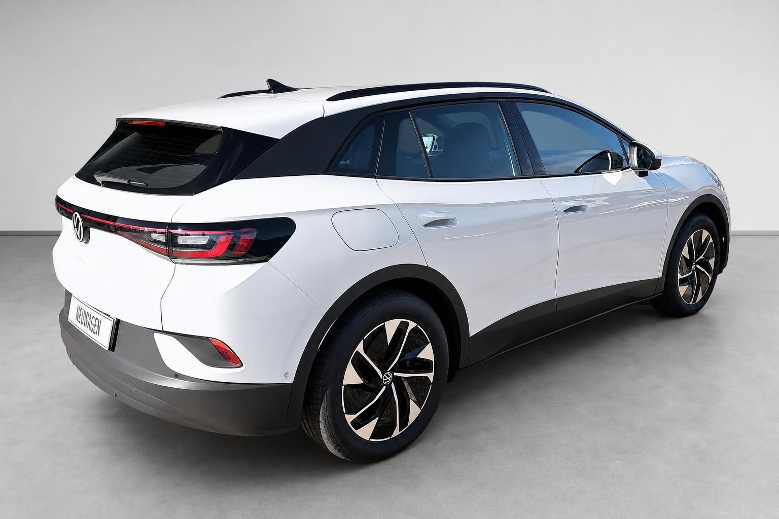 VW ID.4 Weiß, Heck-Seitenansicht, Elektro-SUV mit Leichtmetallfelgen