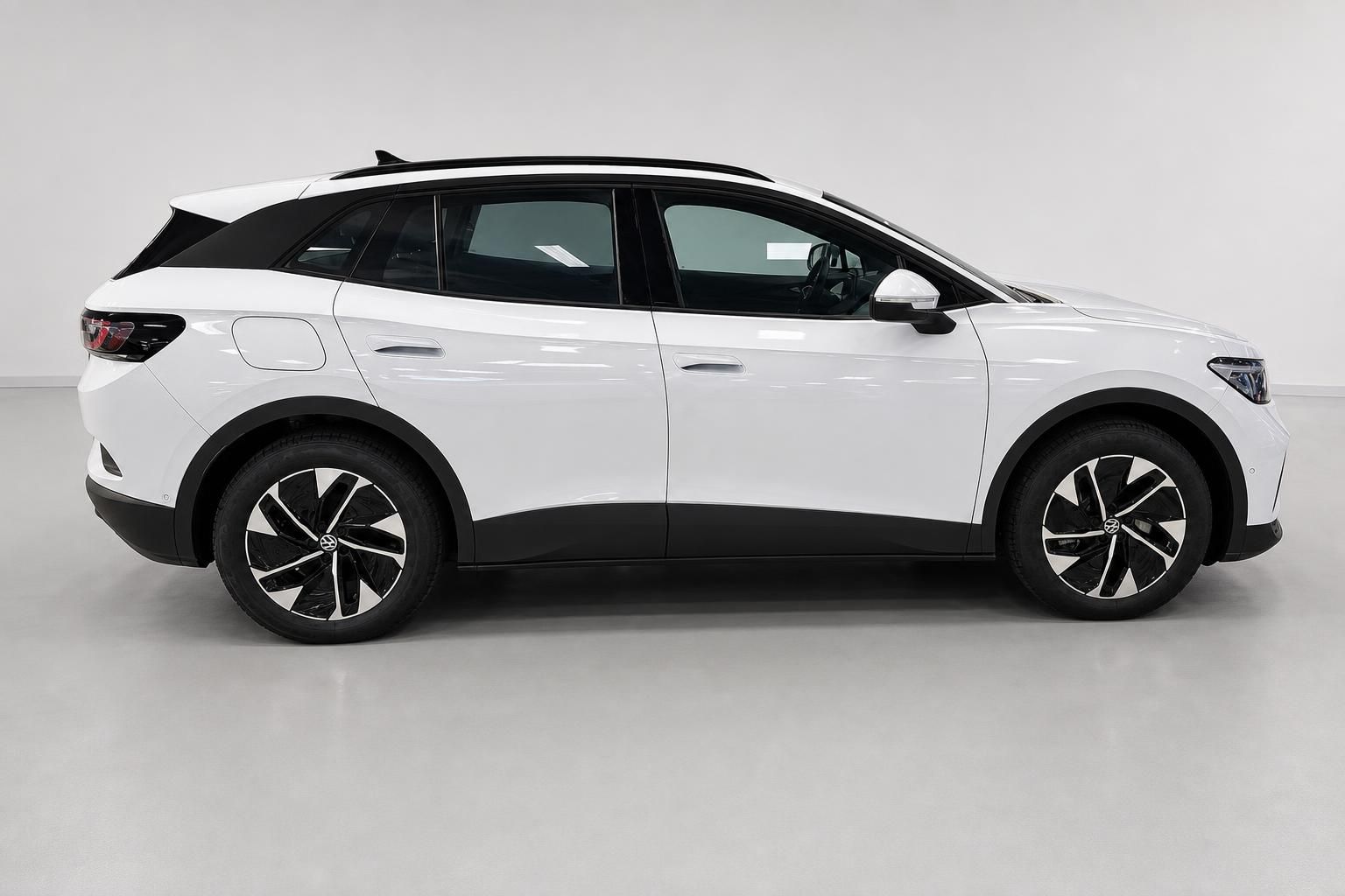 VW ID.4 Weiß, Seitenansicht, Elektro-SUV im Fotostudio