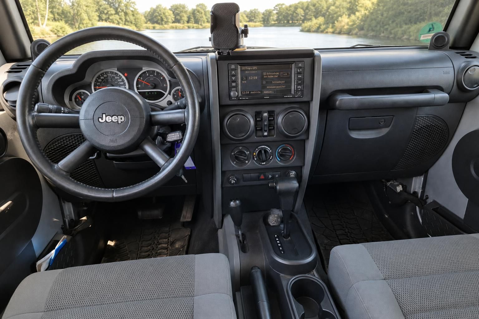 Jeep Wrangler Armaturenbrett mit Navigationssystem und Klimaanlage - Cockpit Innenausstattung