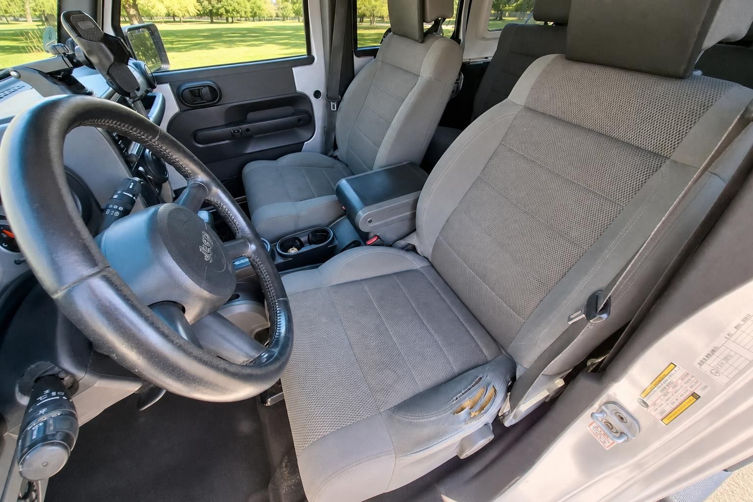 Jeep Wrangler Innenraum mit grauen Stoffsitzen und Lenkrad - Vordersitze und Cockpit