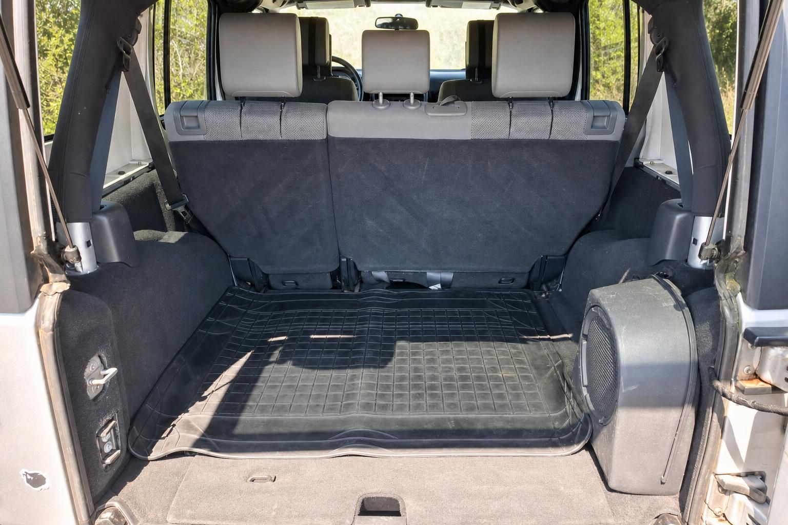Jeep Wrangler Kofferraum mit Gummimatte und umgeklappten Ruecksitzen - Laderaum Innenansicht