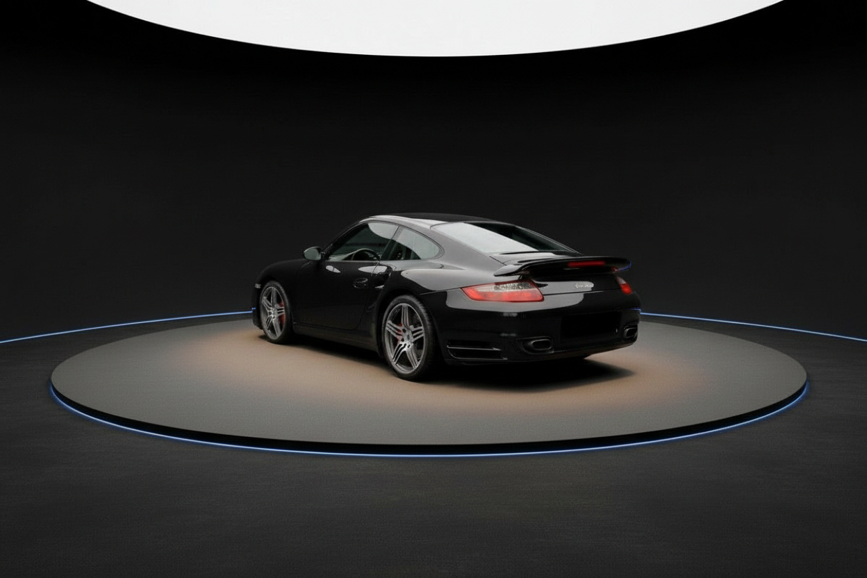Schwarzer Porsche 911 Turbo (997) Coupé in professionellem Studio, Heckansicht