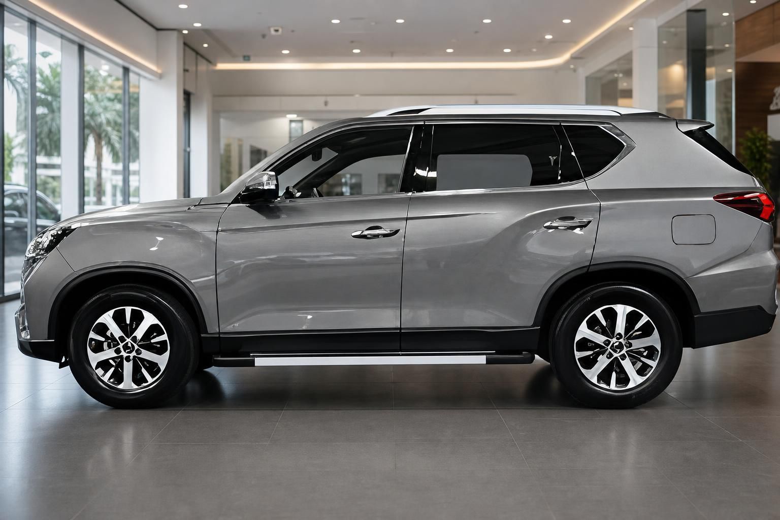 Grauer SUV Seitenansicht im Autohaus – moderner Geländewagen mit Chromfelgen
