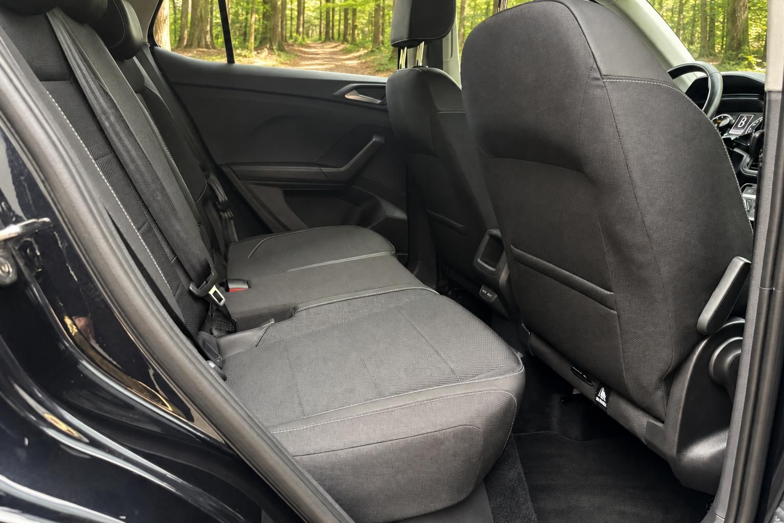 Innenraum Rücksitzbank mit grauen Stoffsitzen, Volkswagen T-Cross Fondbereich
