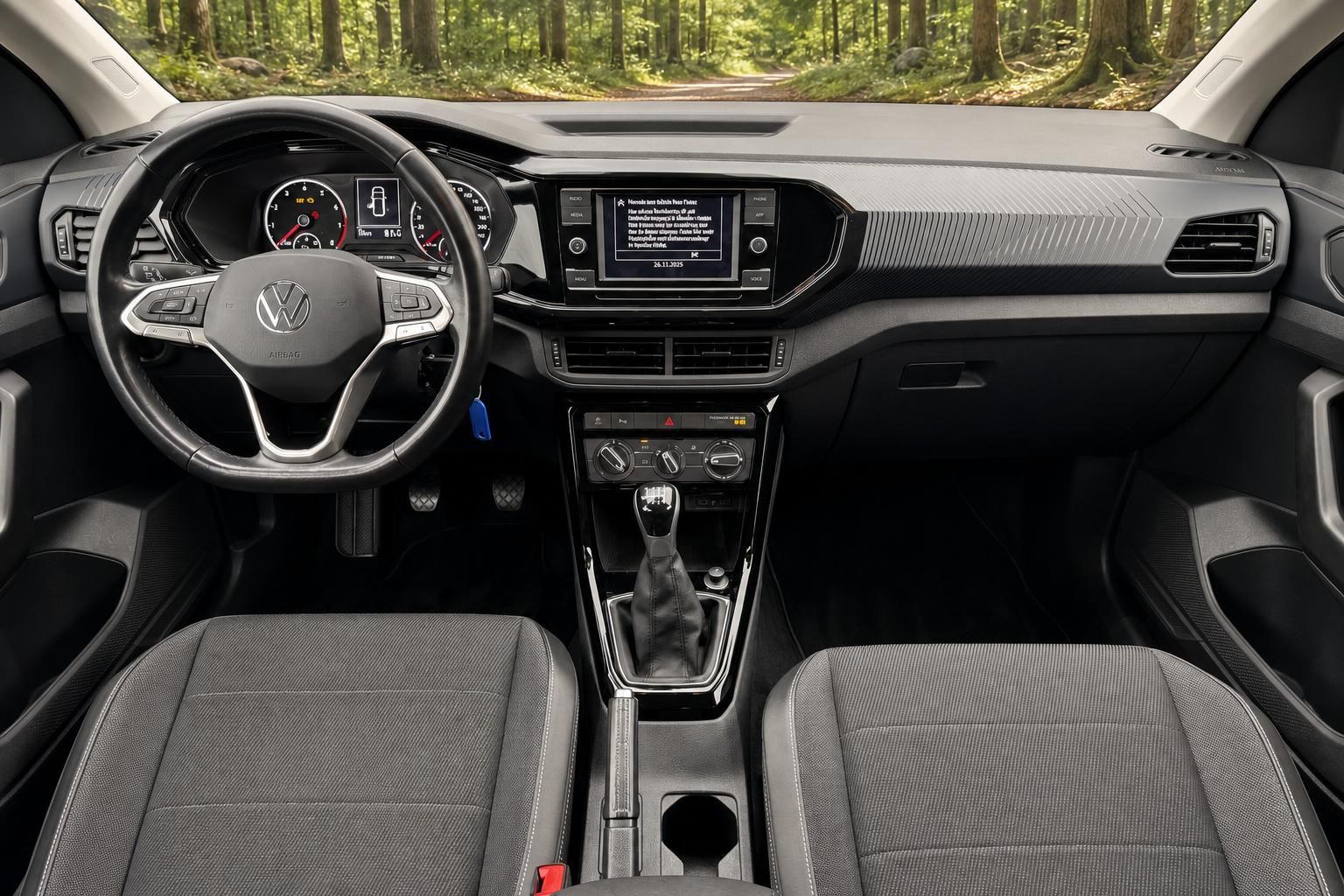 Volkswagen Armaturenbrett und Cockpit mit Lenkrad, Infotainment-System und grauer Innenausstattung