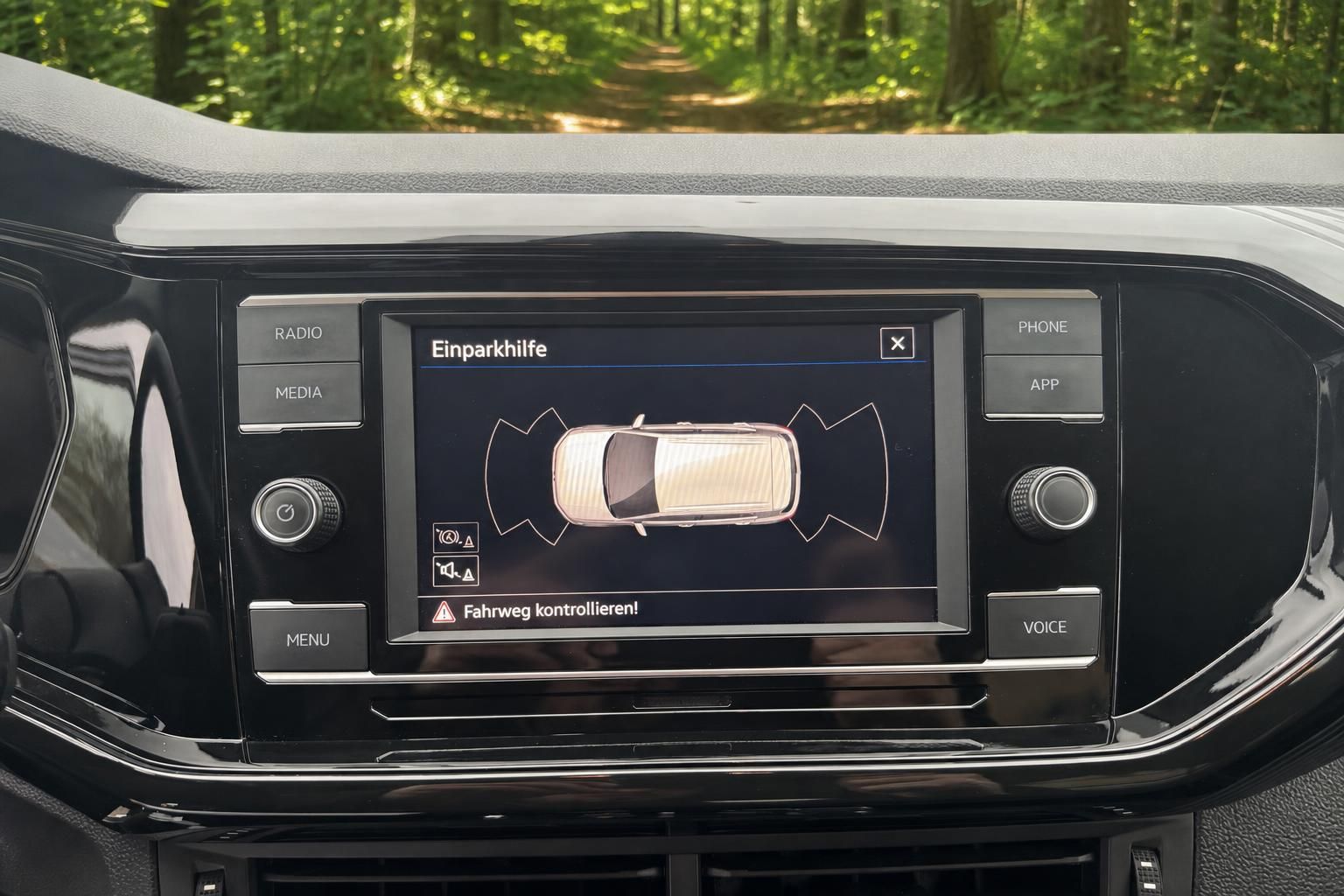 Infotainment-Display Volkswagen mit Einparkhilfe-Anzeige, Touchscreen im Armaturenbrett