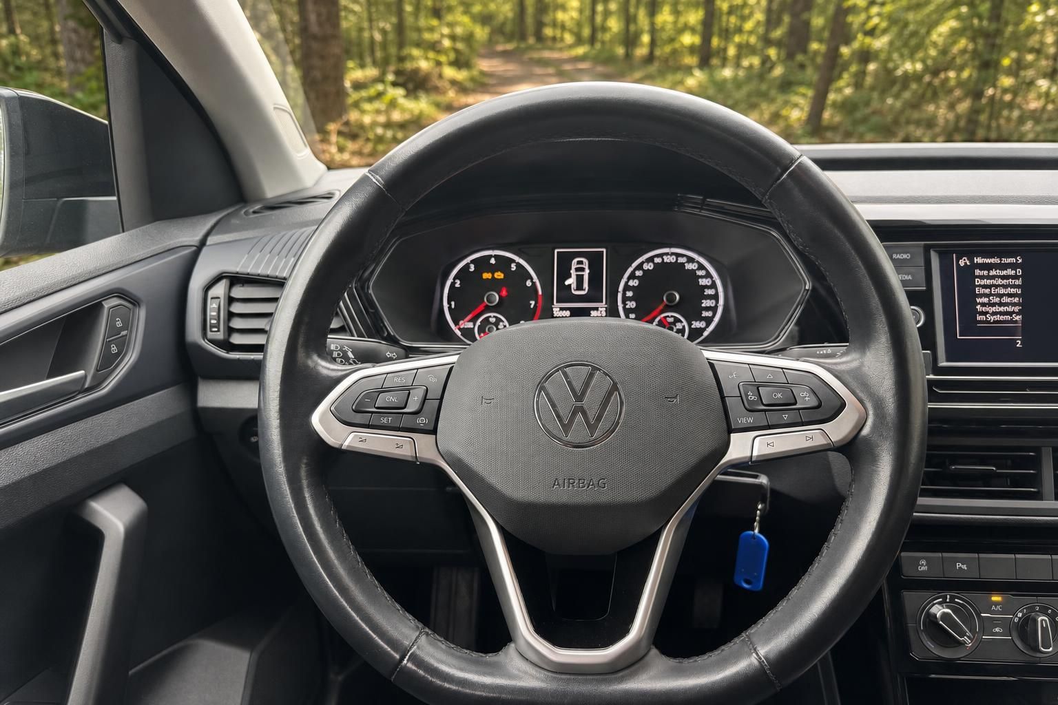 Volkswagen Lenkrad mit Multifunktionstasten, Kombiinstrument und Infotainment-Display im Cockpit