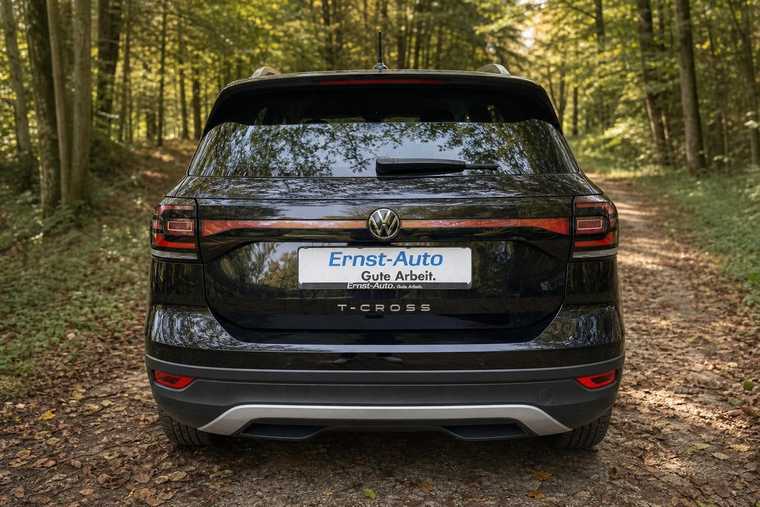 Volkswagen T-Cross in schwarz - Heckansicht mit LED-Rücklichtern und T-CROSS Schriftzug