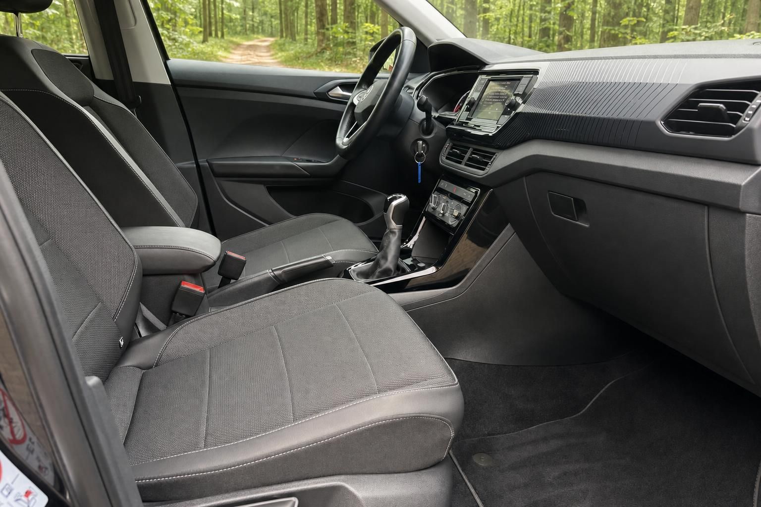 Cockpit Volkswagen T-Cross mit grauem Interieur, Lenkrad und Mittelkonsole Innenansicht