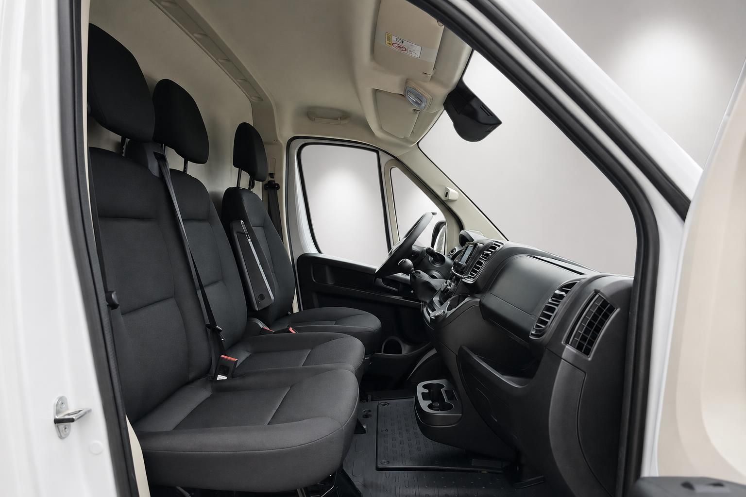 Fiat Ducato Innenraum mit Blick auf Cockpit und Sitze
