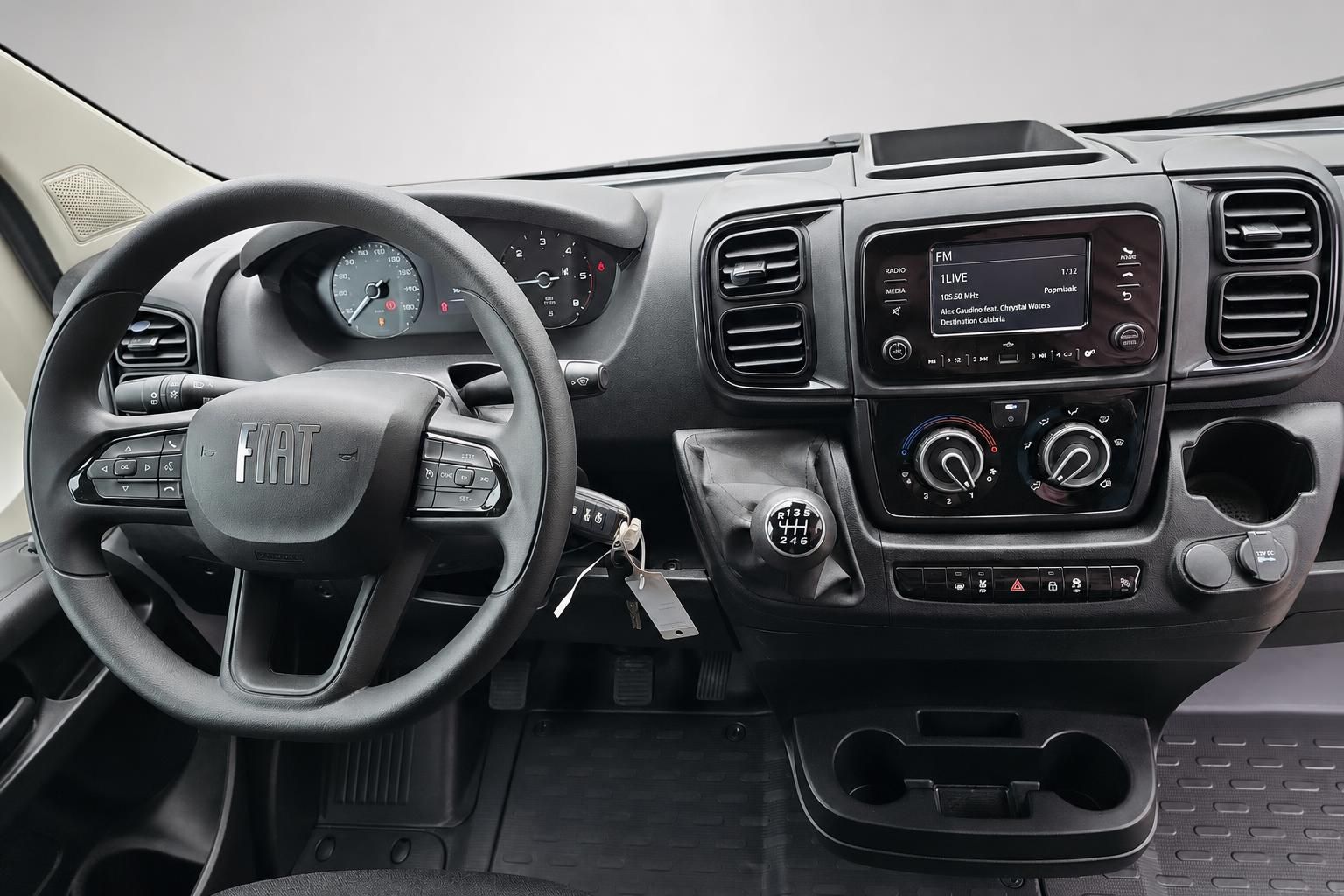 Fiat Transporter Cockpit mit Lenkrad und Infotainment-Display