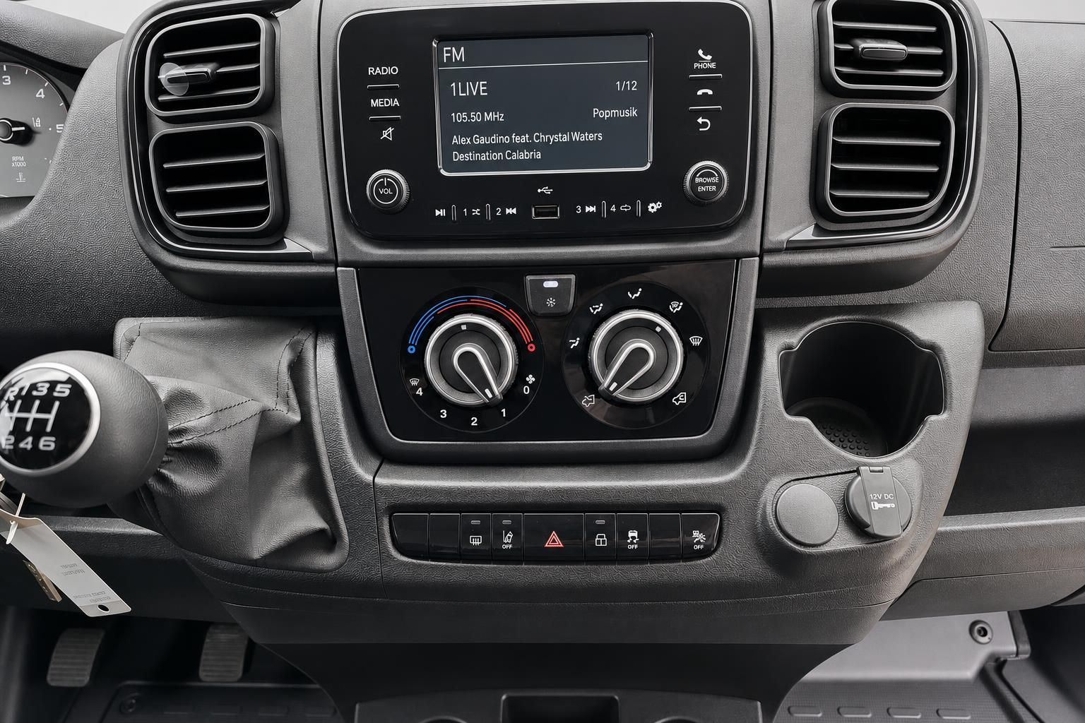 Mittelkonsole mit Radio, Klimaregler und Schalthebel im Transporter