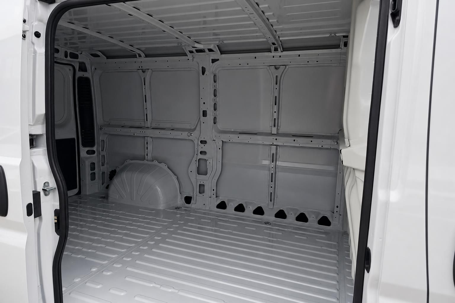 Laderaumansicht eines Transporters durch geoeffnete Schiebetuer