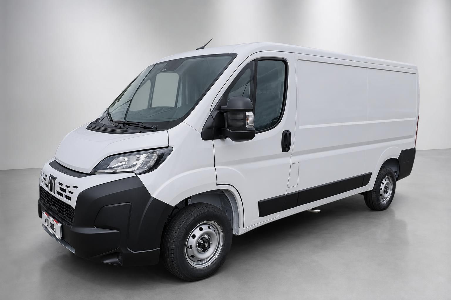 Fiat Ducato weiß Kastenwagen Frontansicht seitlich im Studio