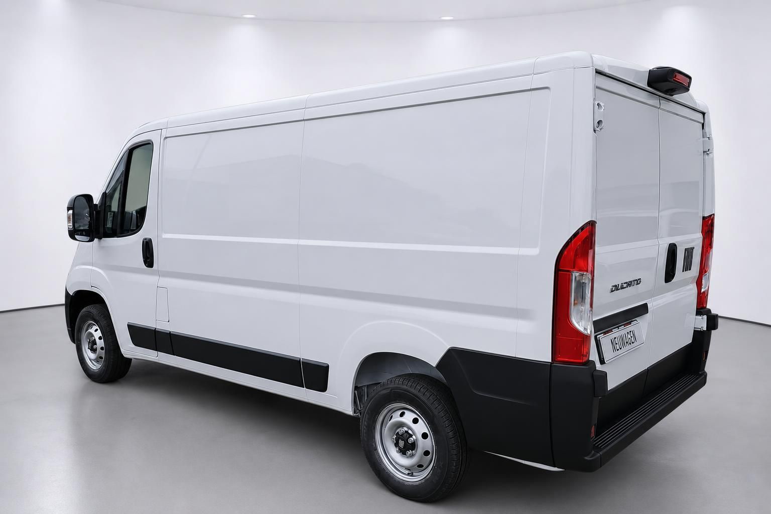 Fiat Ducato weiß Kastenwagen Heckansicht schräg von hinten