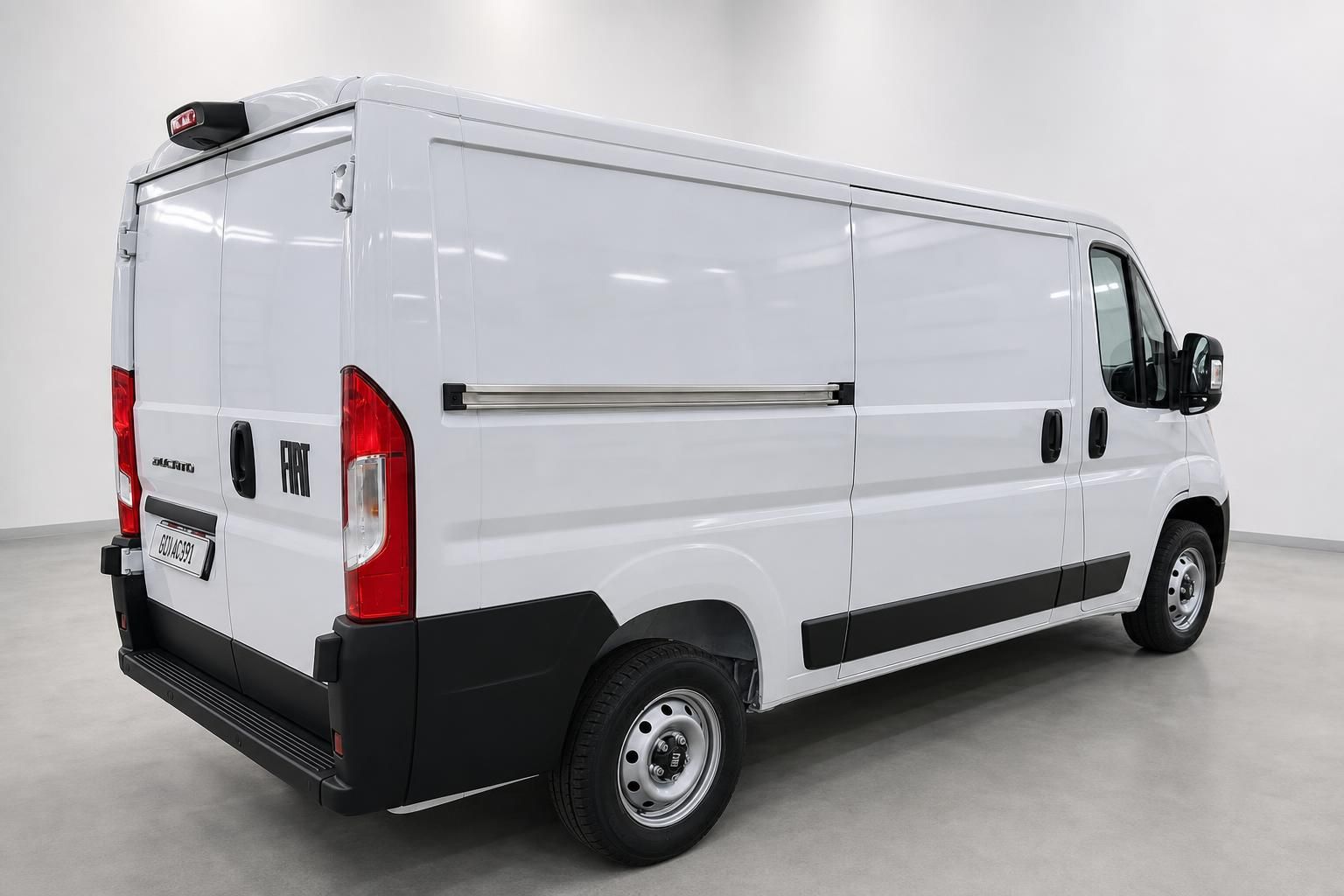 Fiat Ducato Transporter weiß, Heck- und Seitenansicht