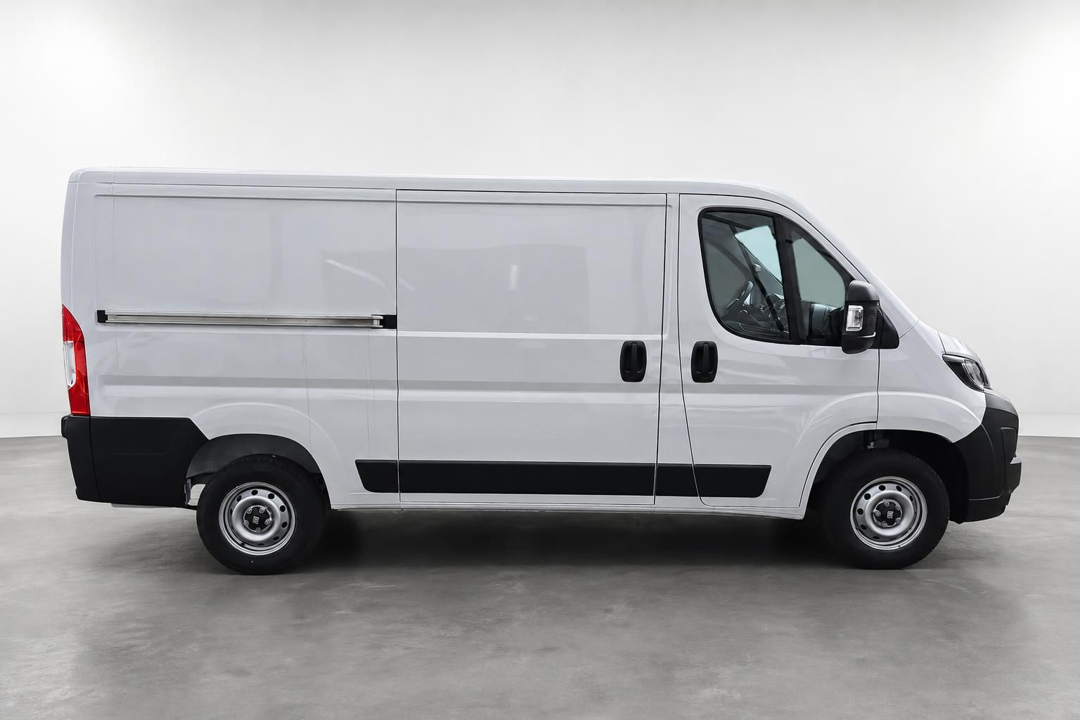Fiat Ducato Kastenwagen weiß, Seitenansicht im Studio