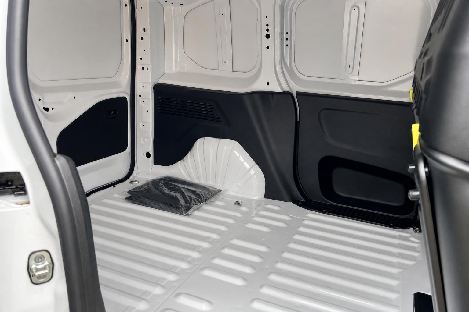 Leerer Laderaum eines Peugeot Transporters mit robustem Bodenbelag