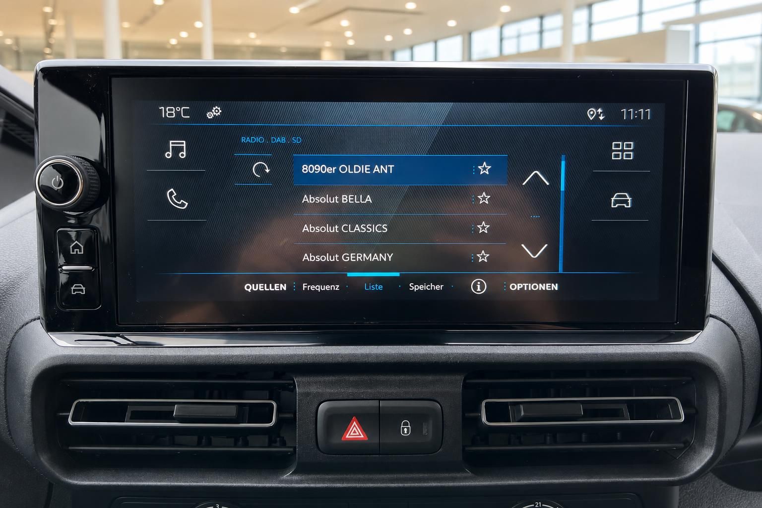 Touchscreen Infotainment System mit Radiosender Liste im Peugeot