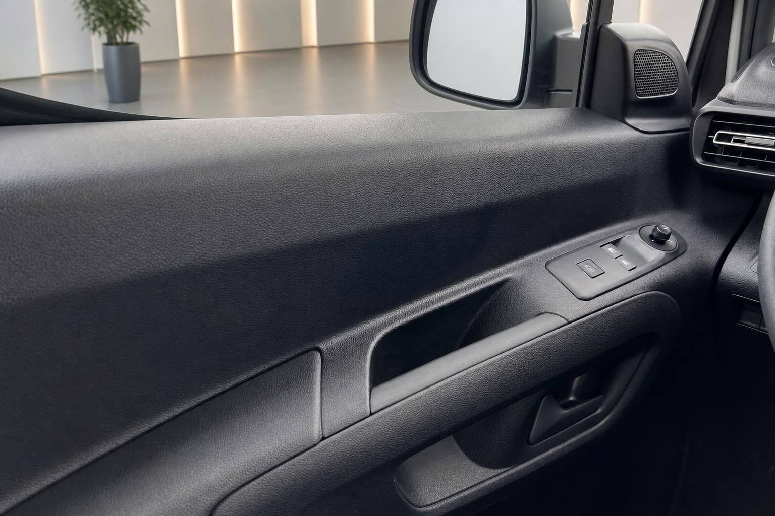 Türverkleidung mit Fensterheber Bedienelementen im Fahrzeuginnenraum