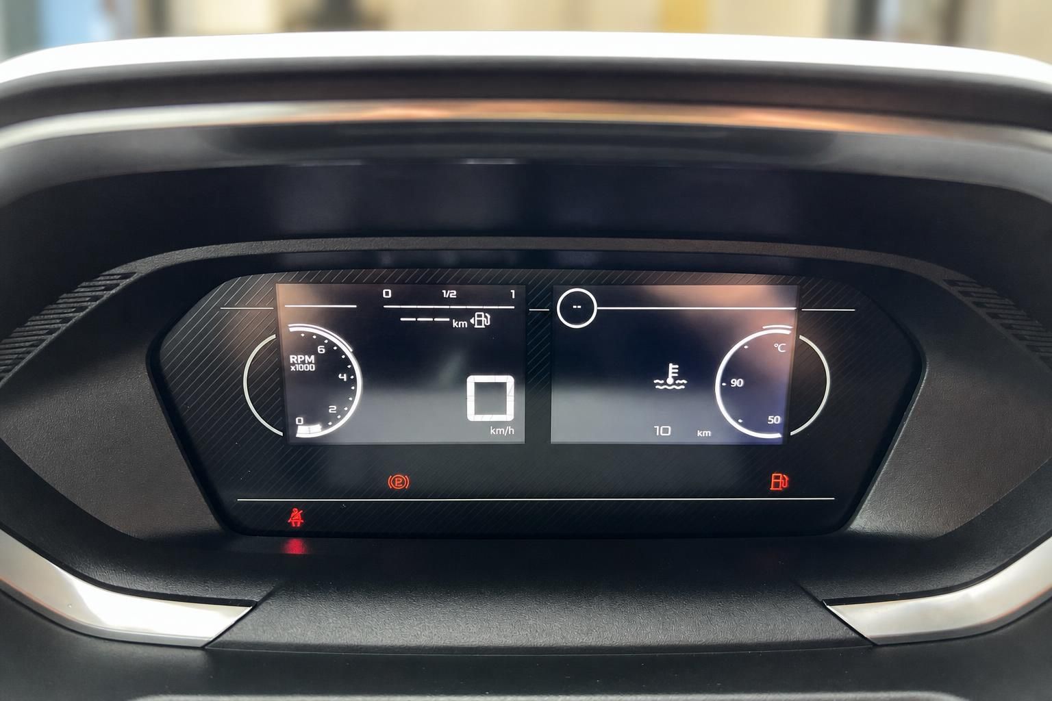 Digitales Kombiinstrument mit Anzeigen fuer Drehzahl, Tankstand und Temperatur