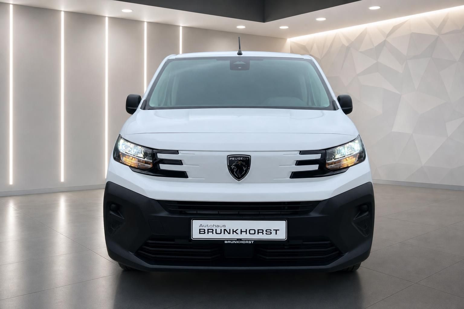 Peugeot Partner weiß Frontansicht mit Kühlergrill und Scheinwerfern