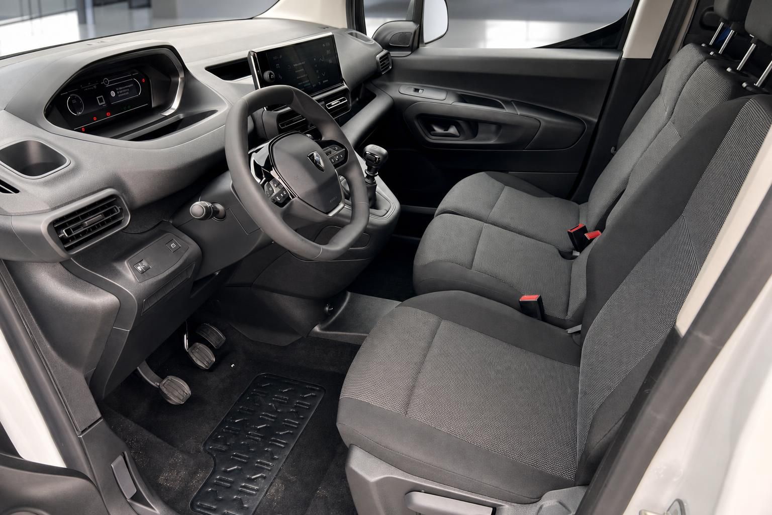 Peugeot Partner Innenraum Cockpit mit Lenkrad und Sitzen