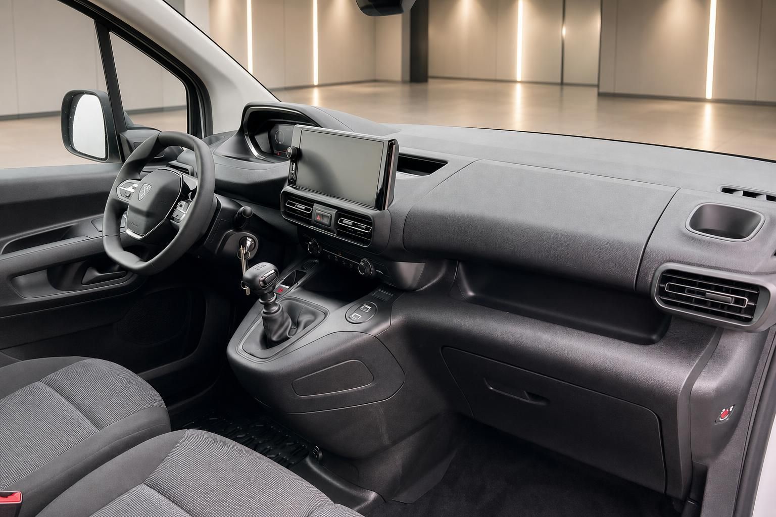 Peugeot Partner Innenraum Armaturenbrett mit Touchscreen und Schaltung