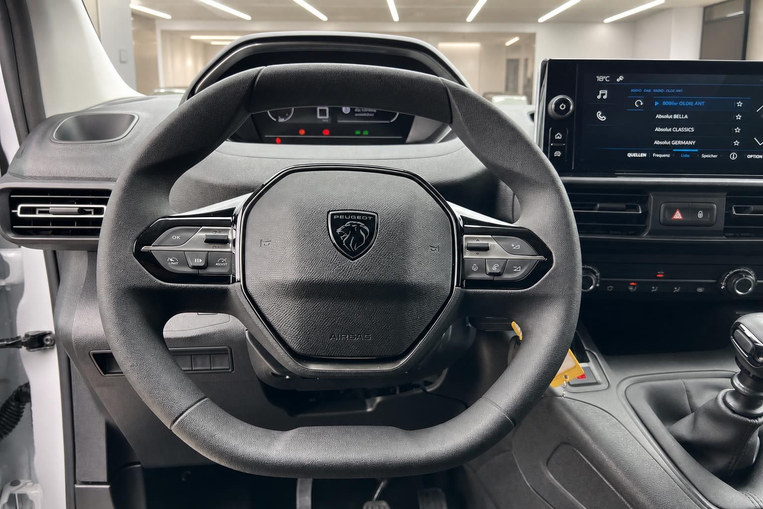 Peugeot Lenkrad mit Multifunktionstasten und digitalem Cockpit im Innenraum