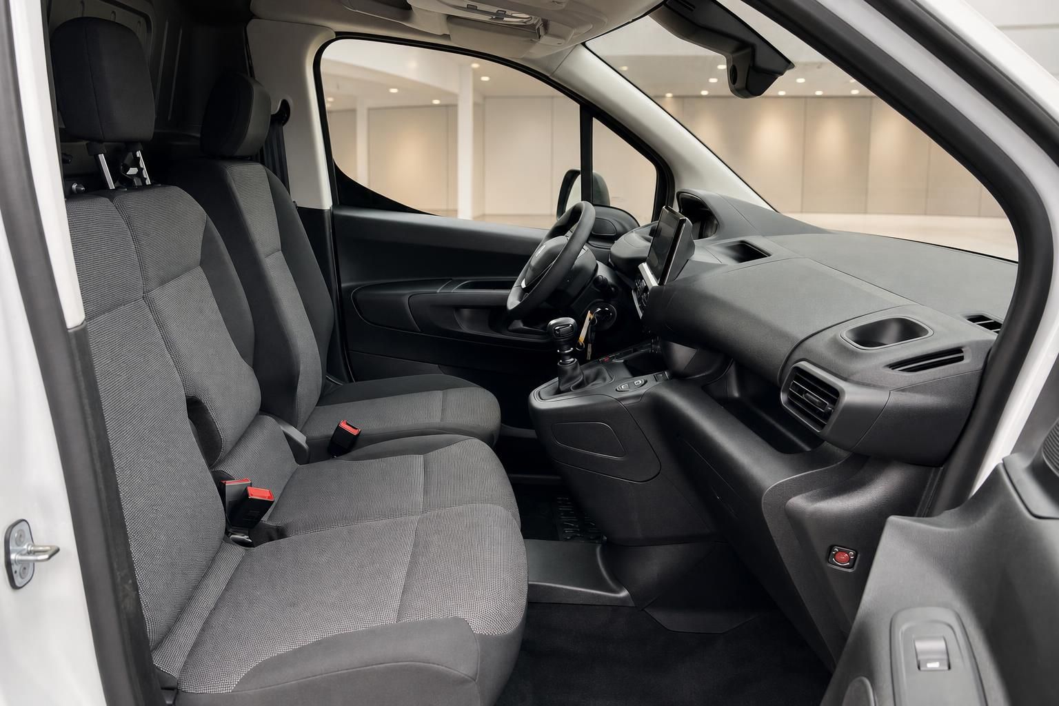 Innenraum Peugeot Nutzfahrzeug mit Vordersitzen und Armaturenbrett