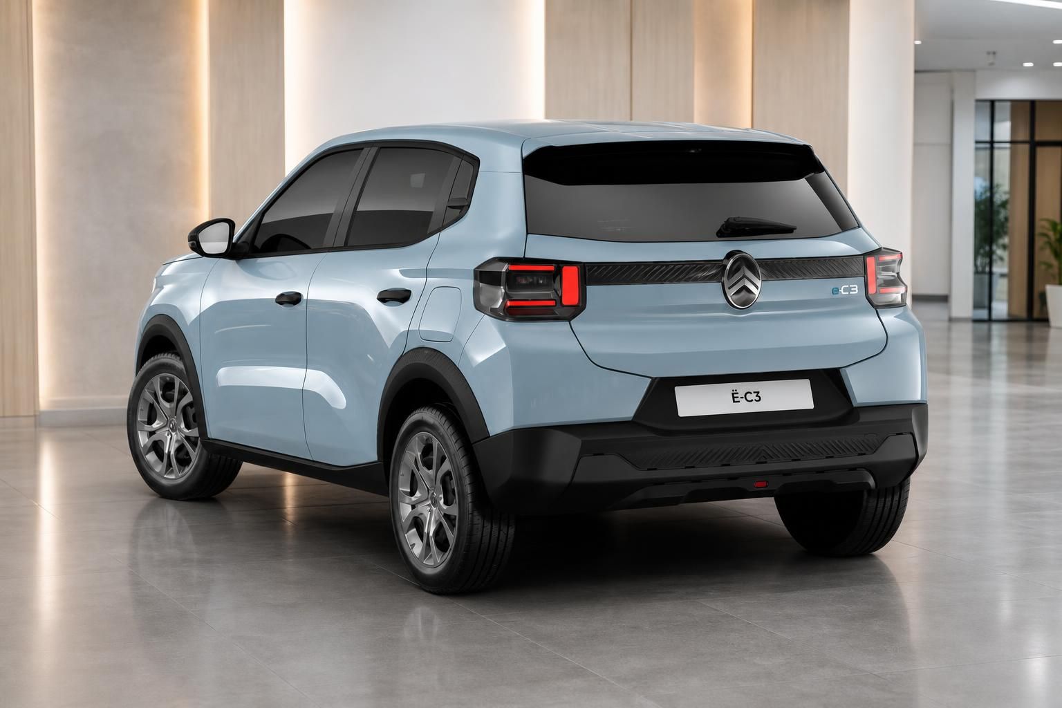 Citroën ë-C3 in Hellblau, Heckansicht im Showroom