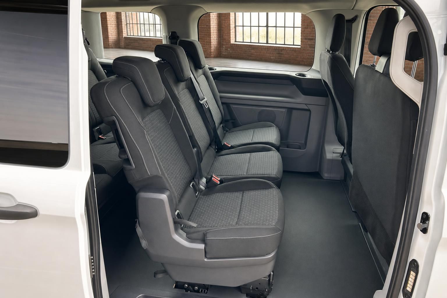 Ford Transit Innenraum mit Sitzreihe und Kopfstuetzen im Fond