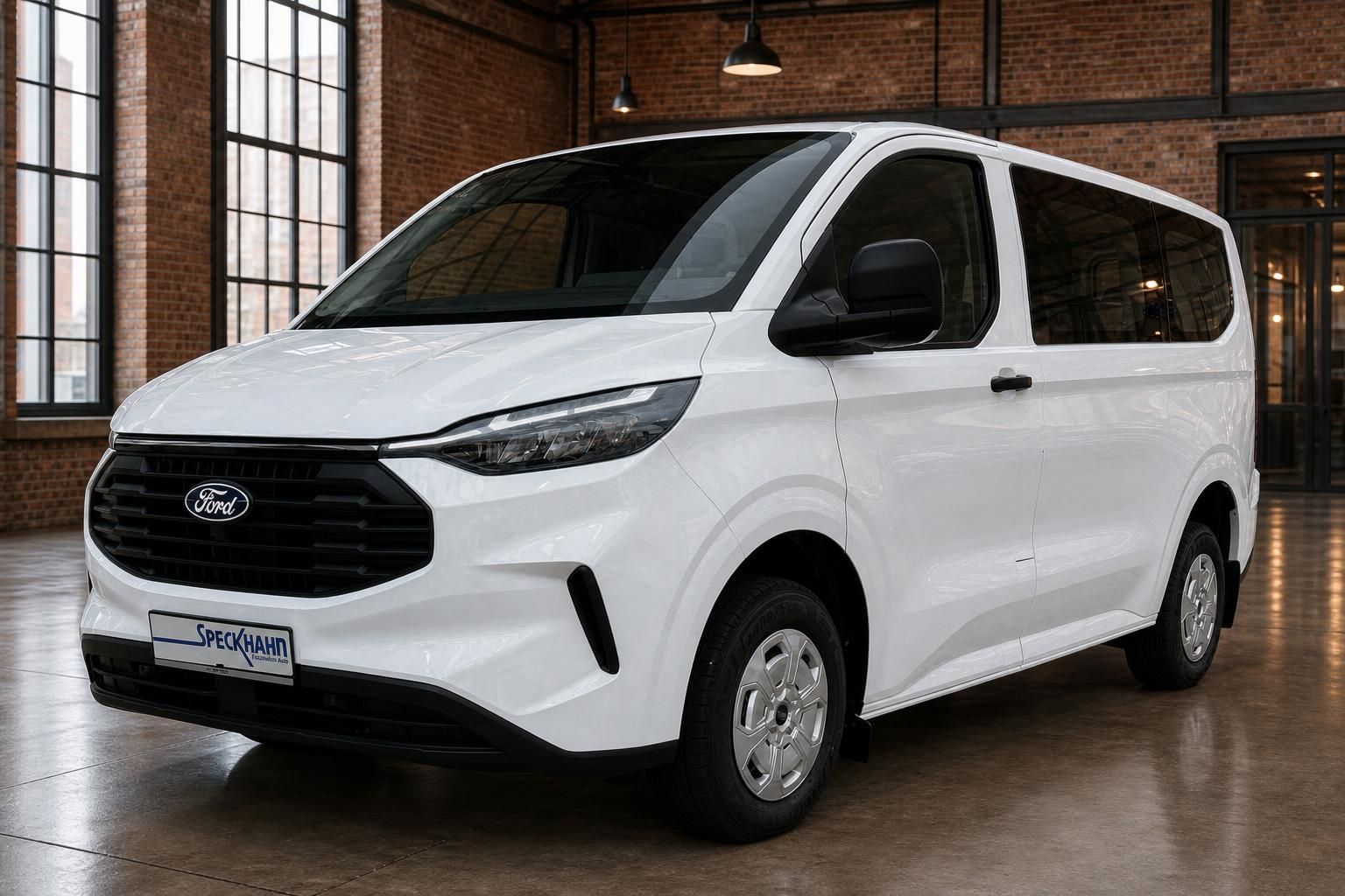 Ford Transit Custom weiß Frontansicht schräg im Showroom