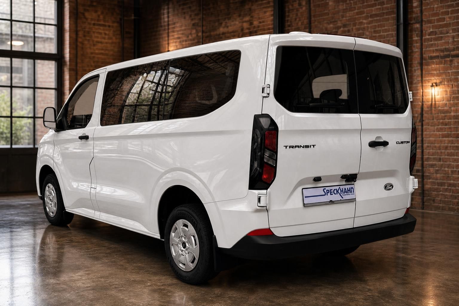 Ford Transit Custom weiß Heckansicht schräg im Autohaus