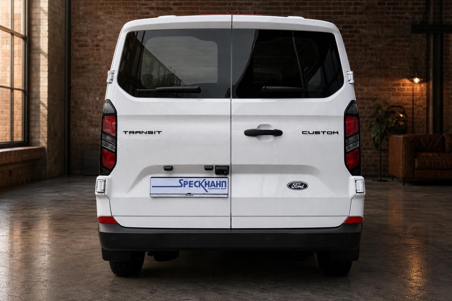 Ford Transit Custom weiß Heckansicht frontal im Showroom