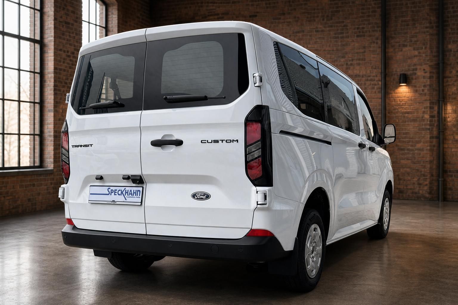Ford Transit Custom weiß Heckansicht seitlich im Autohaus