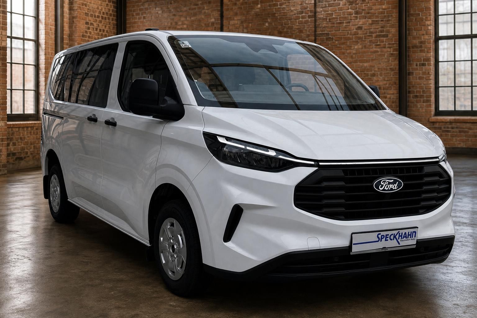 Ford Transit Custom weiß Frontansicht im Autohaus Showroom