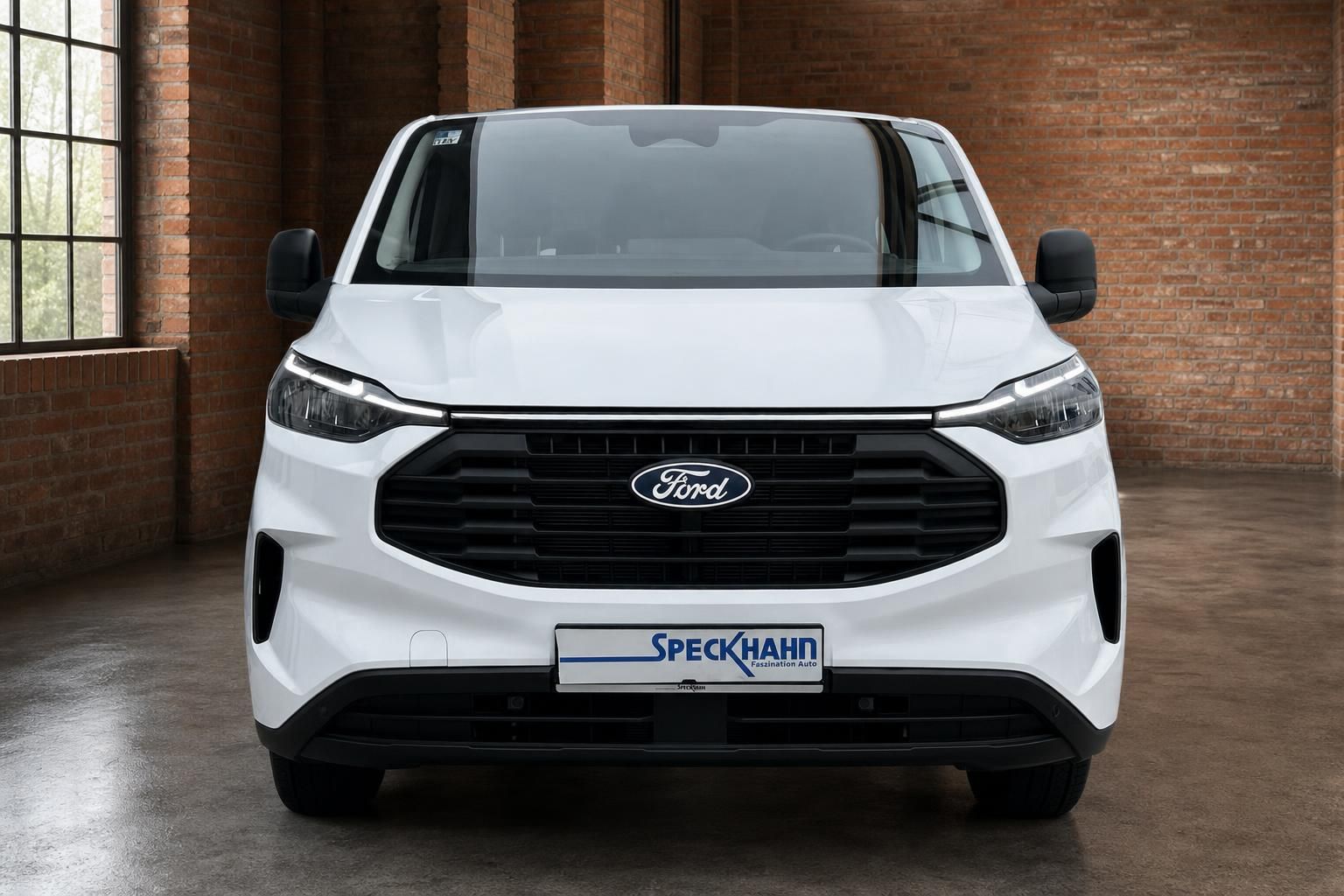 Ford Transit Custom weiß Frontansicht mit Kühlergrill und LED-Scheinwerfern