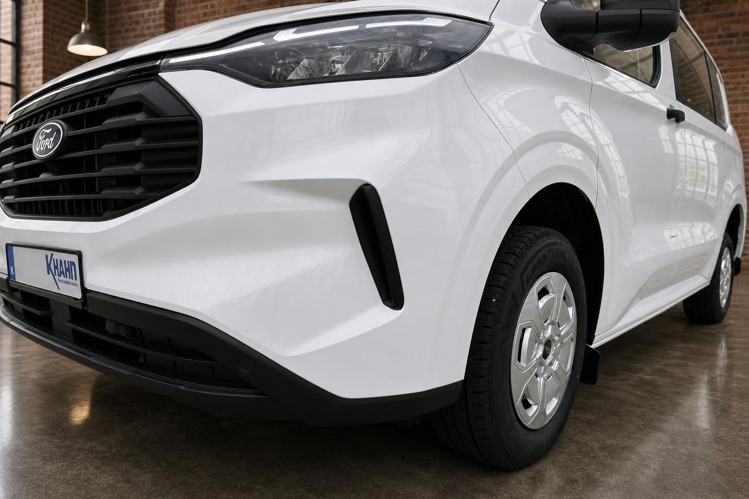 Ford Transit Custom weiß Frontstoßstange und Felge im Detail