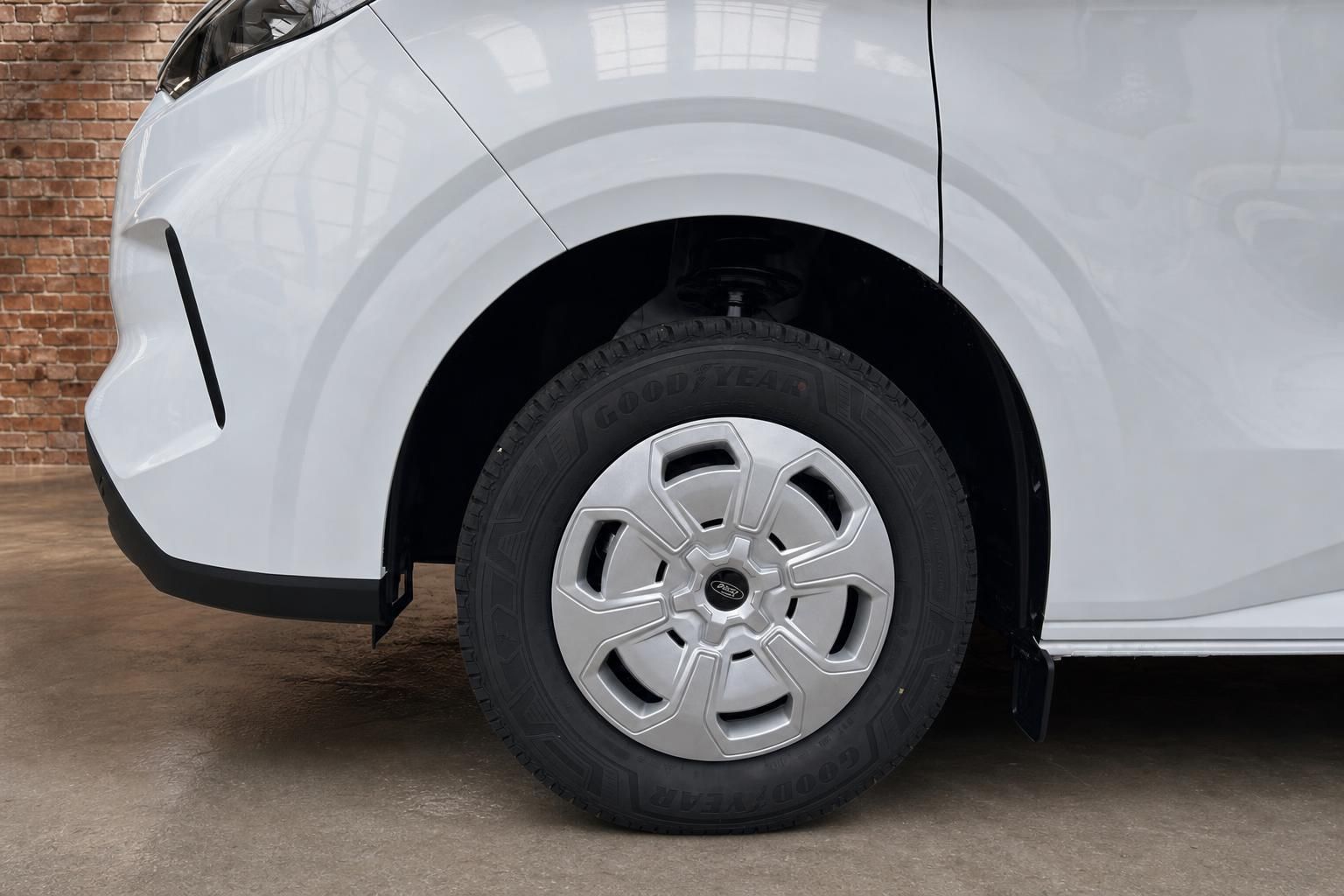 Ford Transit Custom Detailansicht Felge und Reifen mit Goodyear Bereifung