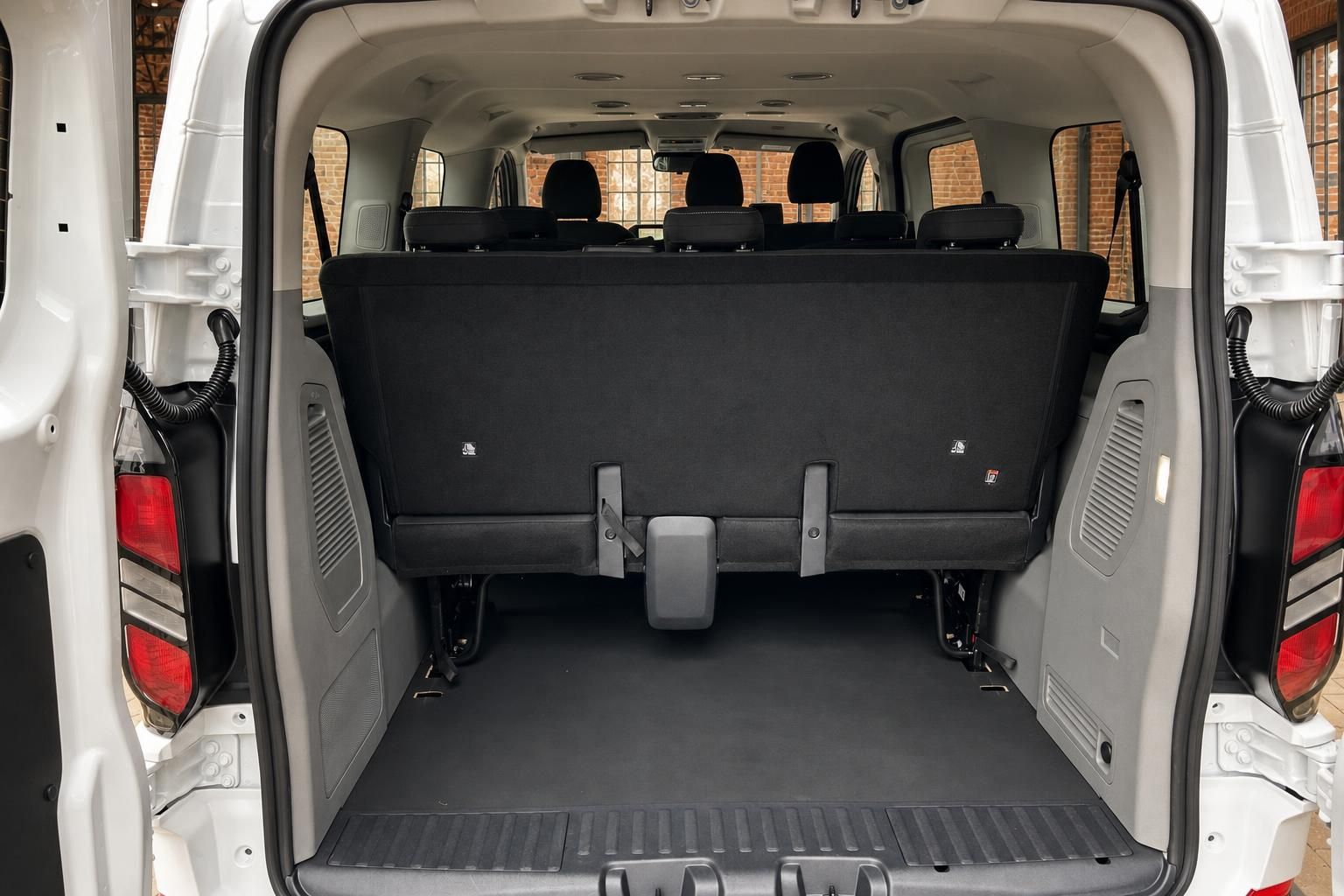 Ford Transit Custom Innenraum Kofferraum mit umgeklappter Rückbank