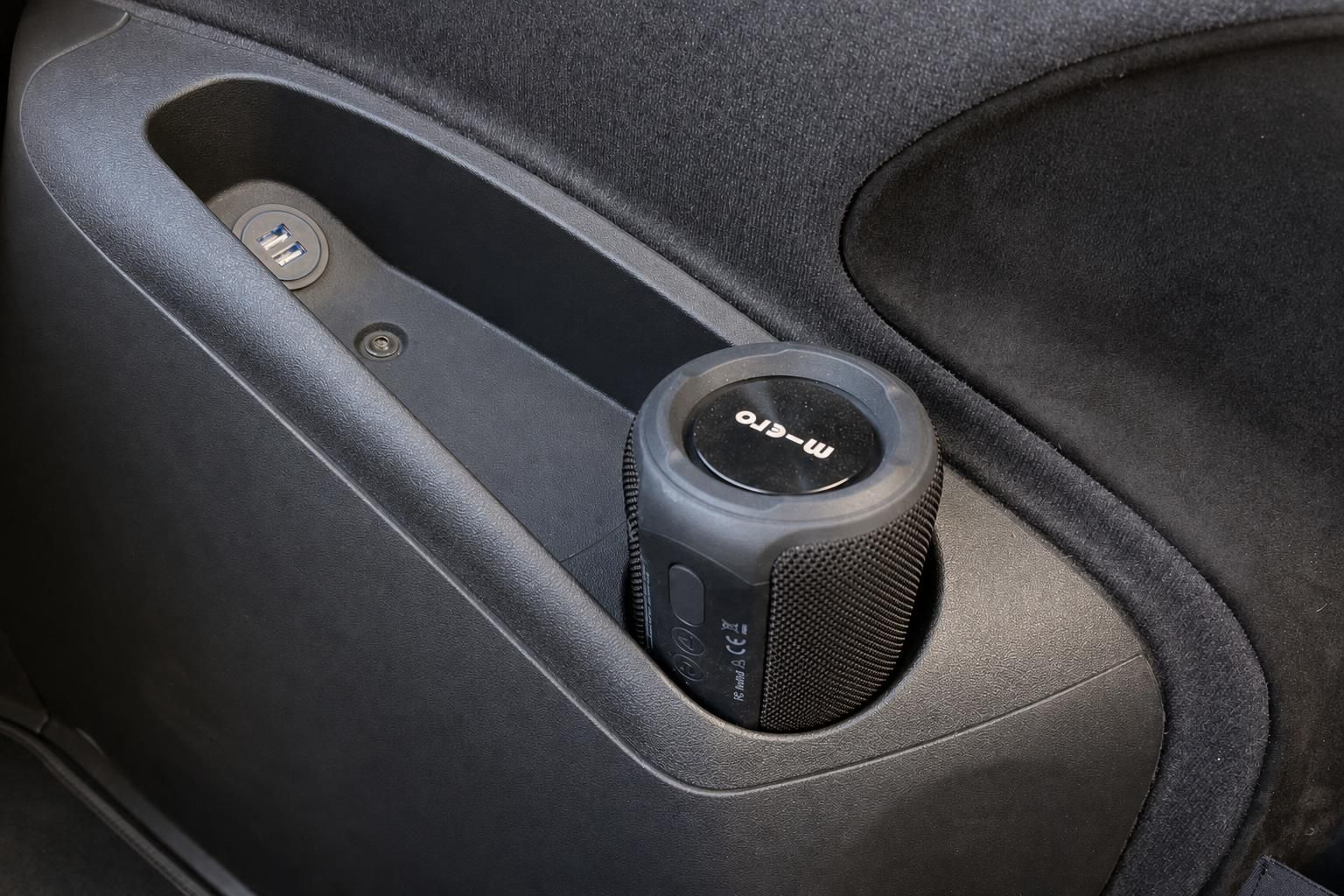Fahrzeug Innenraum mit USB-Anschlüssen und hochwertiger Verarbeitung