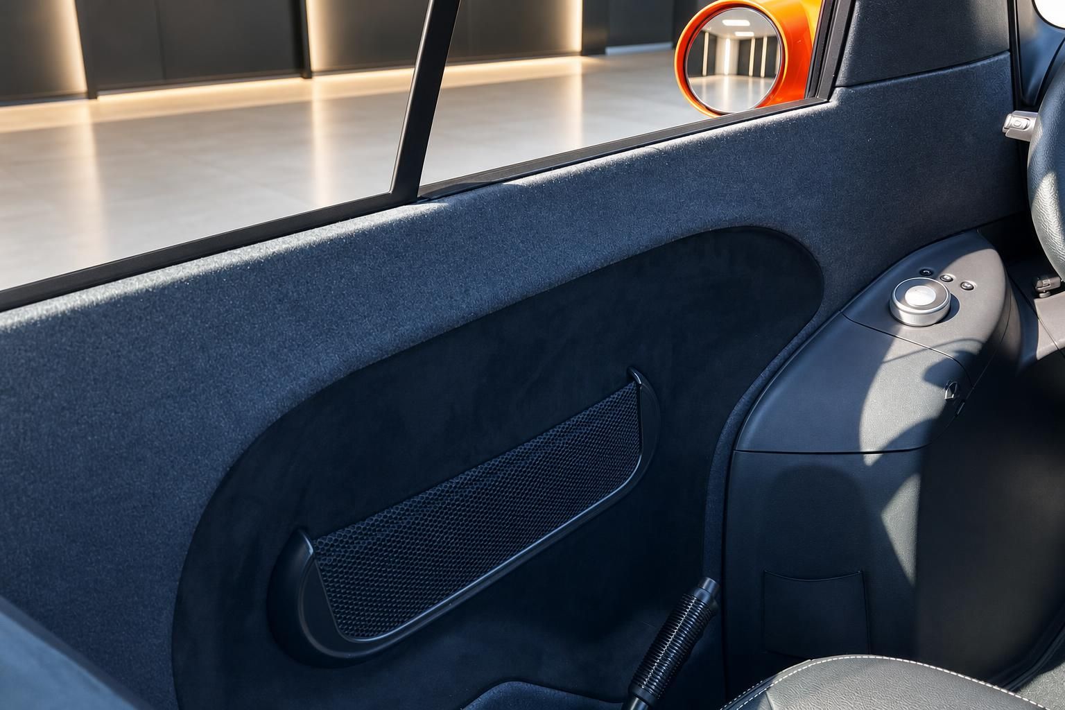 Auto Innenausstattung Seitentür mit modernen Bedienelementen und Lautsprechern