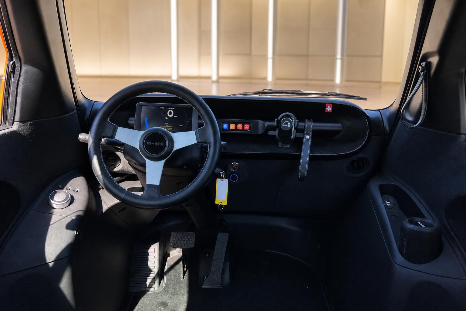 Microlino Innenraum Cockpit - modernes Dashboard mit Digitalanzeigen und Lenkrad
