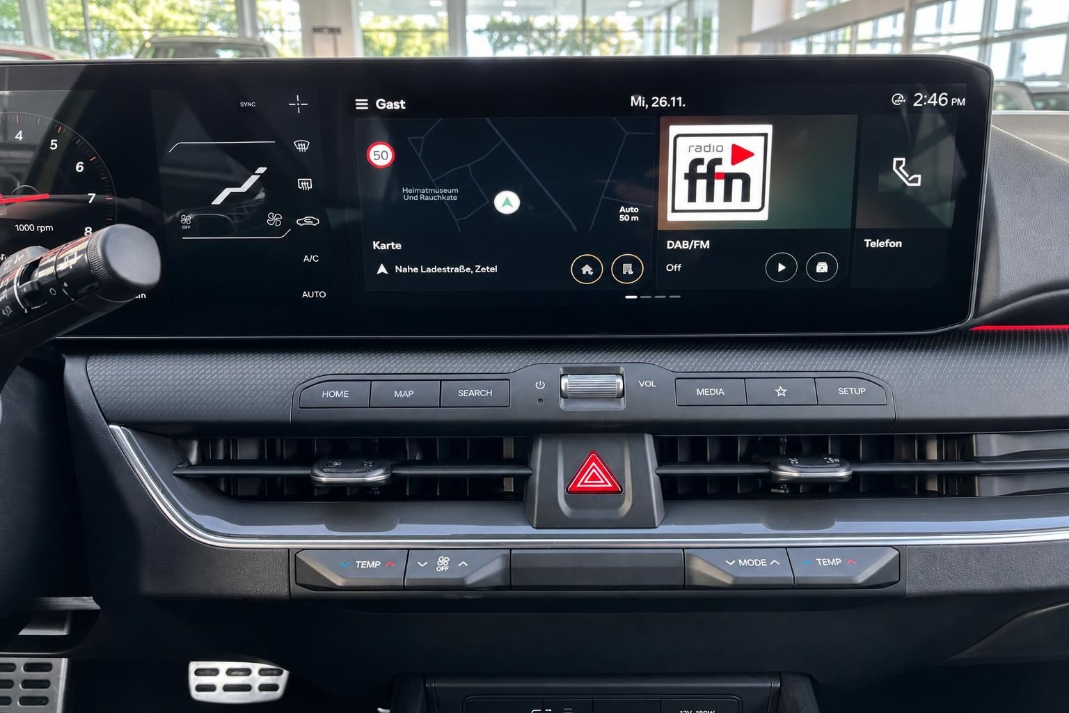 Kia Infotainment-Display mit Navigation und Radio im Detail