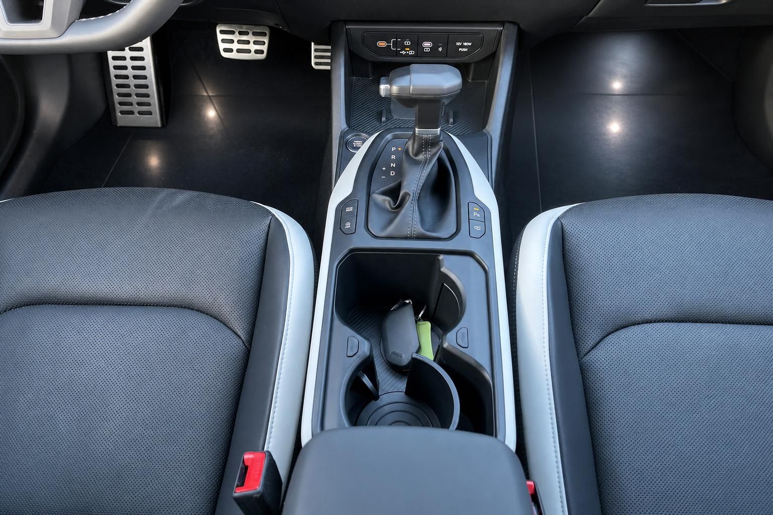 Mittelkonsole mit Automatik-Schalthebel und Sitzheizung im Fahrzeuginnenraum