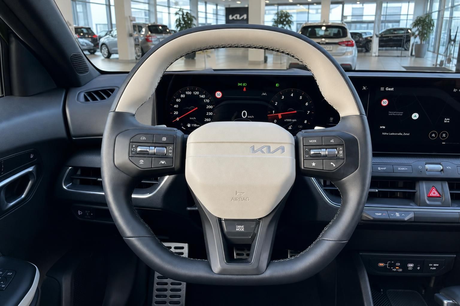 Kia Lenkrad mit Bedienelementen und digitalem Tacho im Cockpit