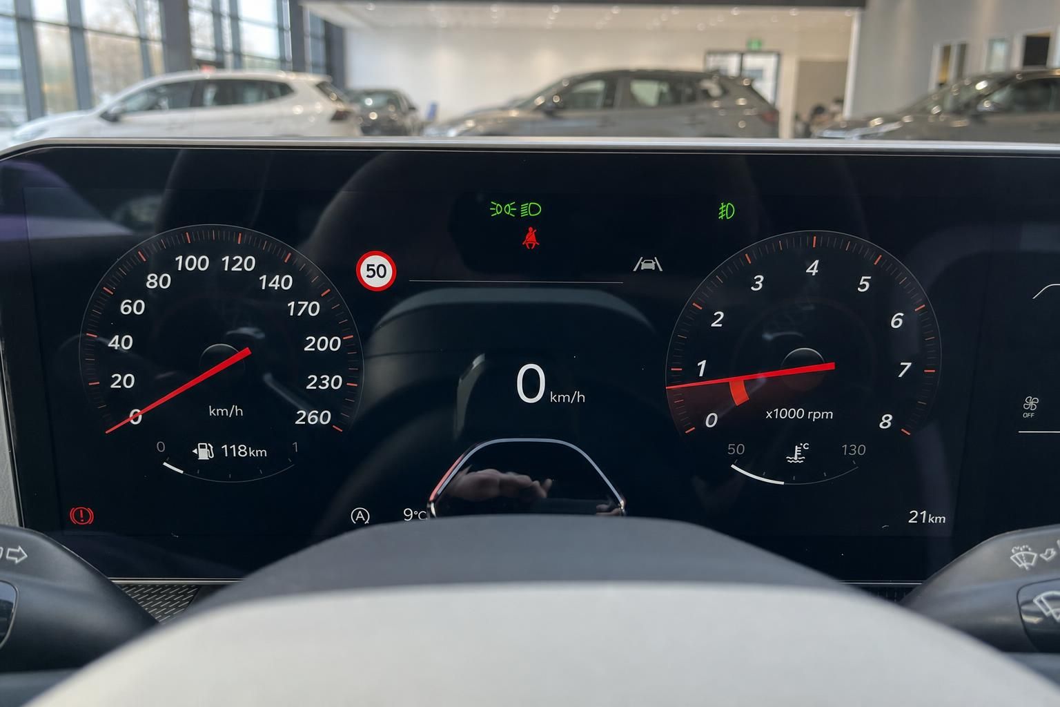 Digitales Kombiinstrument mit Tacho und Drehzahlmesser im Cockpit