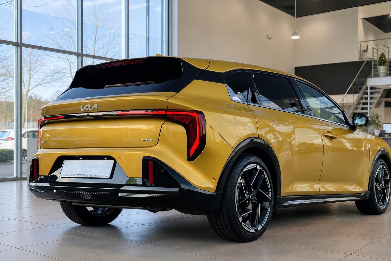 Kia K4 in Gelb, Heckansicht schraeg im Showroom